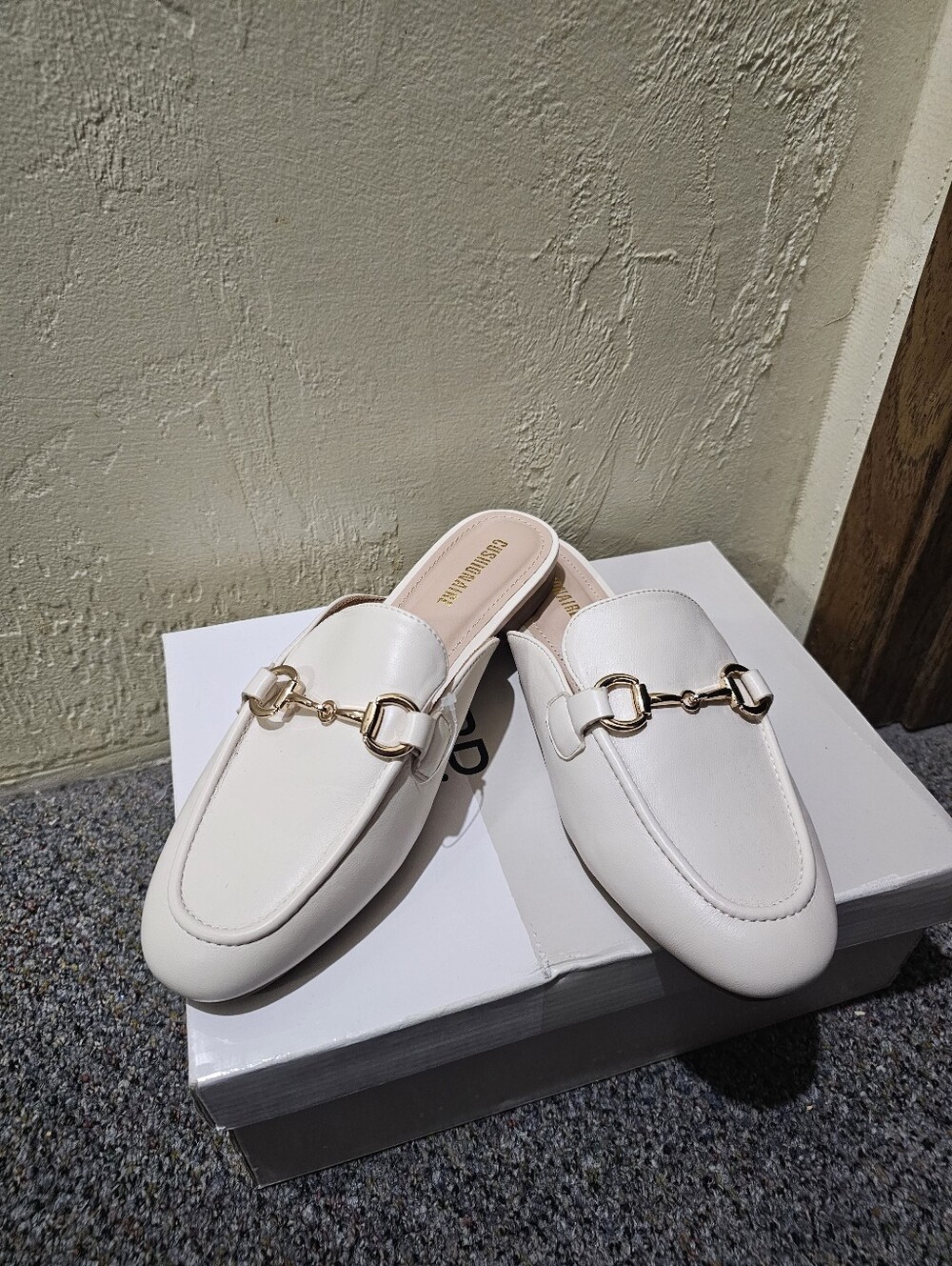 Cushionaire Yoga Off-White Horsebit Mule Loafers Sz 8.5M
